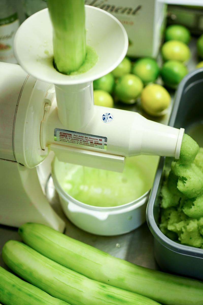 Extraction du jus de concombre pour la gelée de Mojito